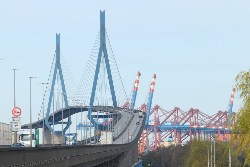 Weil unterhalb der A7 an der Straße gearbeitet wird, ist die Köhlbrandbrücke wieder für ein Wochenende gesperrt. (Archivbild)