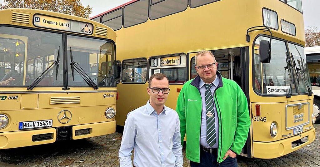 Niklas Grigo (links) und Dirk Edelmann bringen die Nahverkehrs-Oldies, im Hintergrund der Berliner Stern „Friedrich“ und der MAN-Doppeldecker „Herrmann“, auf Dessaus Straßen.