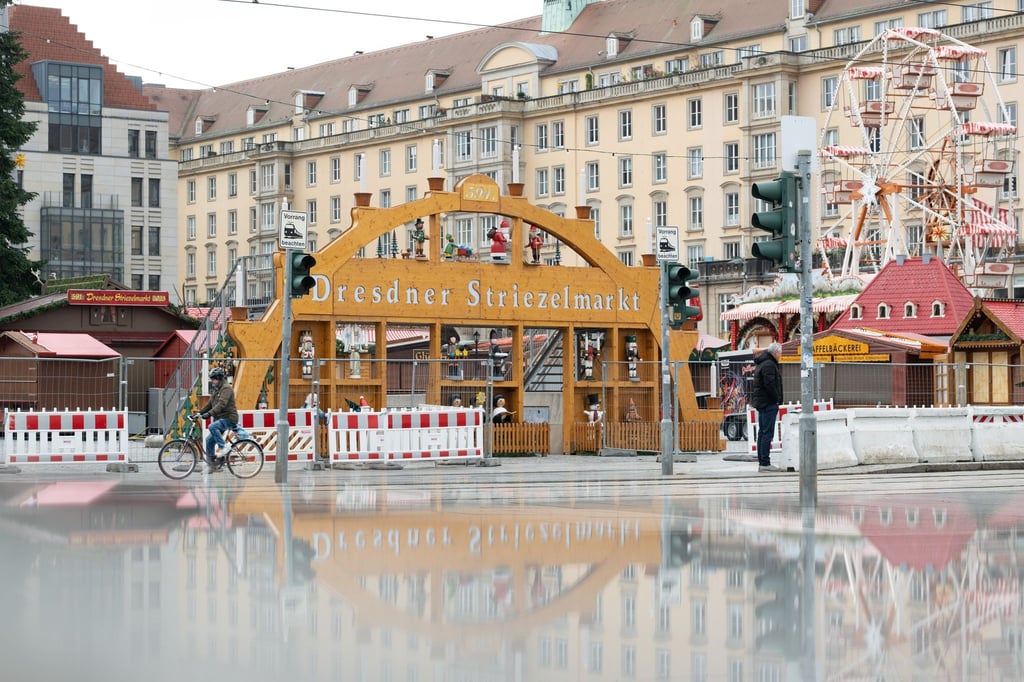 Glühwein auf dem Dresdner Striezelmarkt kostet laut einem Händler so viel wie im vergangenen Jahr.