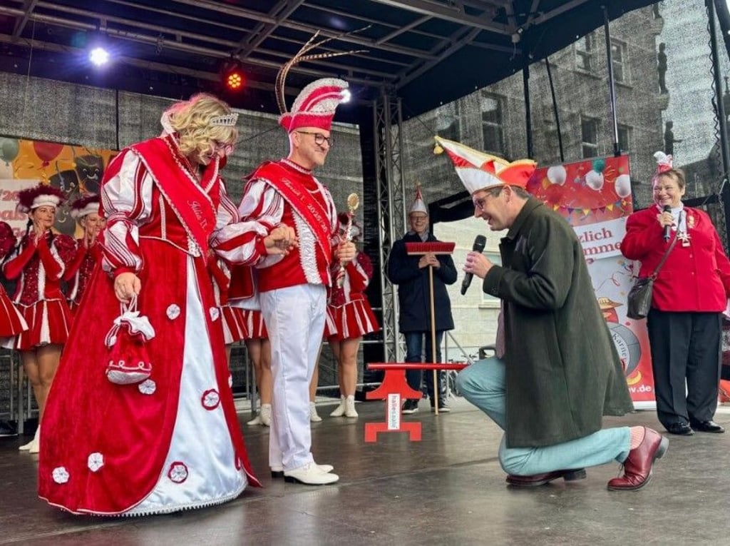 „Ich habe vier Jahre in Köln Karneval gefeiert“: Der OB weiß, was sich im Karneval gehört und kniet vor dem Prinzenpaar nieder.