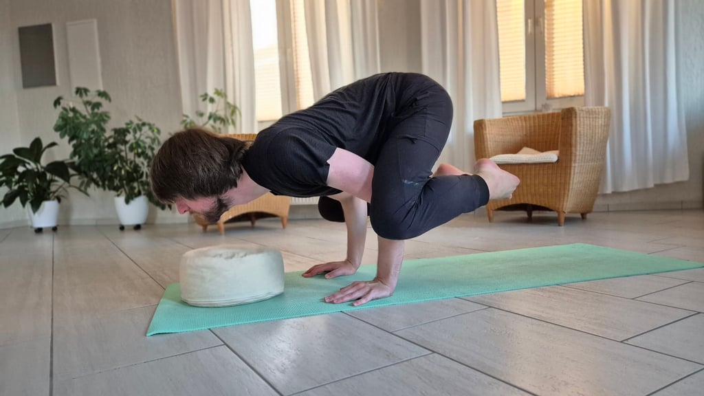 Männer-Yoga in Stendal: Volksstimme-Reporter Leon Zeitz führt die Yoga-Position „Krähe“ aus.
