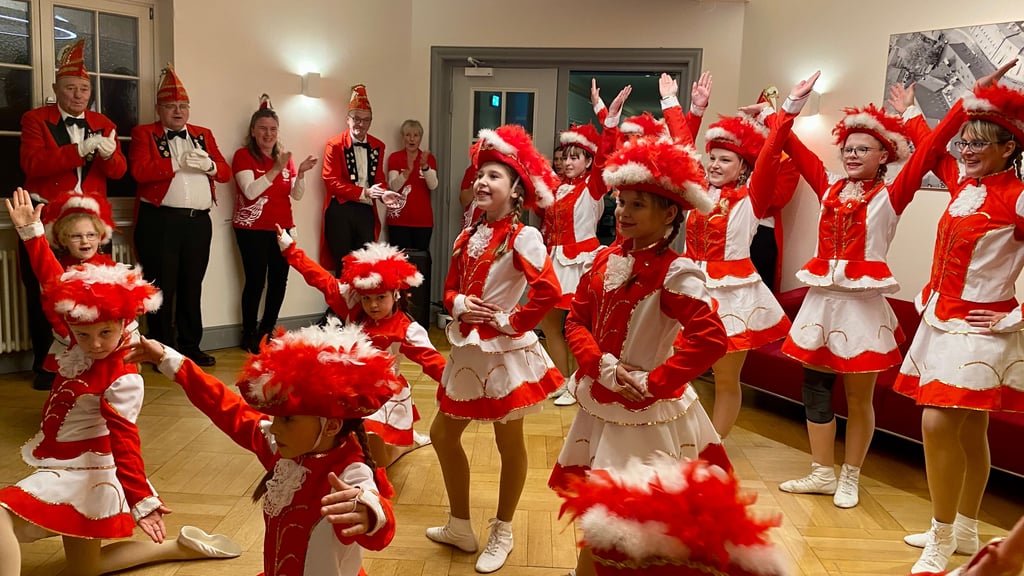 Die Funken des Carneval Clubs Wernigeröder Auerhähne erobern am 11. November 2025 das Rathaus der Harz-Stadt.