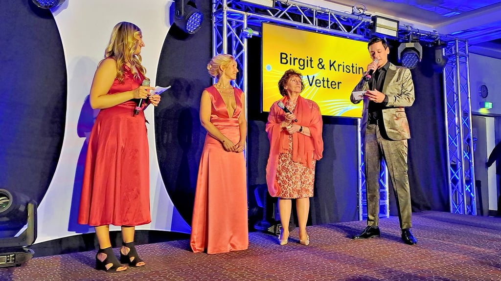 Birgit und Kristin Vetter – hier mit dem Moderatoren-Team Natalie Lament und Andre Busse – überbringen viele Worte des Dankes.
