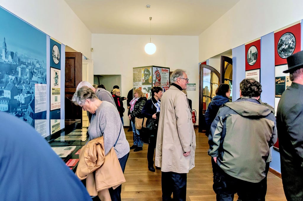Es wurde richtig eng zur Vernissage der Ausstellung „Gleichgeschaltet  – Köthen im Nationalsozialismus“ im Museum Schloss Köthen.