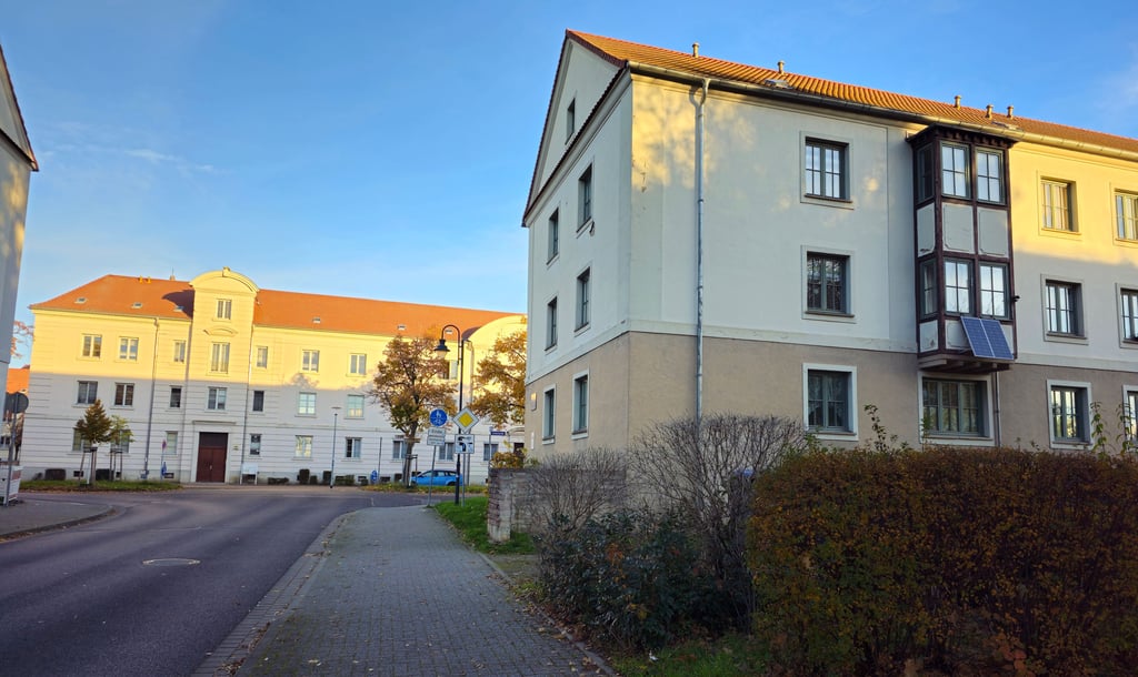 Jens Hebenstreit (CDU) verwies auf ein optisches Negativbeispiel eines sogenannten Balkonkraftwerks rückseitig in der Brüderstraße, rechts. 