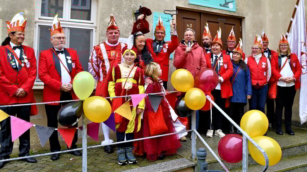 Bürgermeisterin Claudia Lange übergibt in Sandau Stadtsäckel und Rathausschlüssel an SCC-Präsident Gordon Damker.