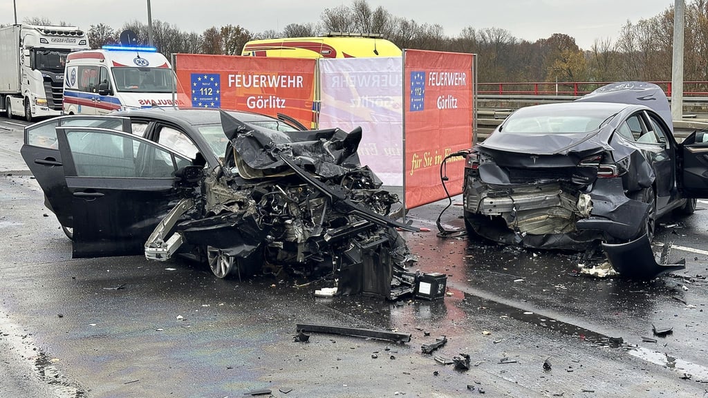Einer der Autofahrer erlag an der Unfallstelle seinen Verletzungen.