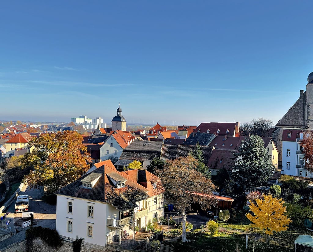 In Querfurt sieht man nicht nur, wie hier beim Blick von der Burg, viel alte Bausubstanz. Die Wärmeplaner sehen deshalb viel Potenzial in der Sanierung. 