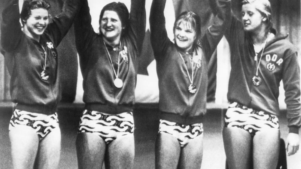 Olympiasiegerin Ulrike Schmidt (links) gibt jetzt in Aue Schwimmunterricht. (Archivbild)