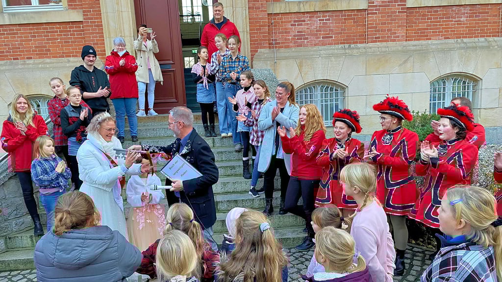 Die Narrenfreiheit ist gesichert! Karnevalsprinzessin Julia Schellack hat den Schlüssel gegen 16.11 Uhr offiziell erhalten.