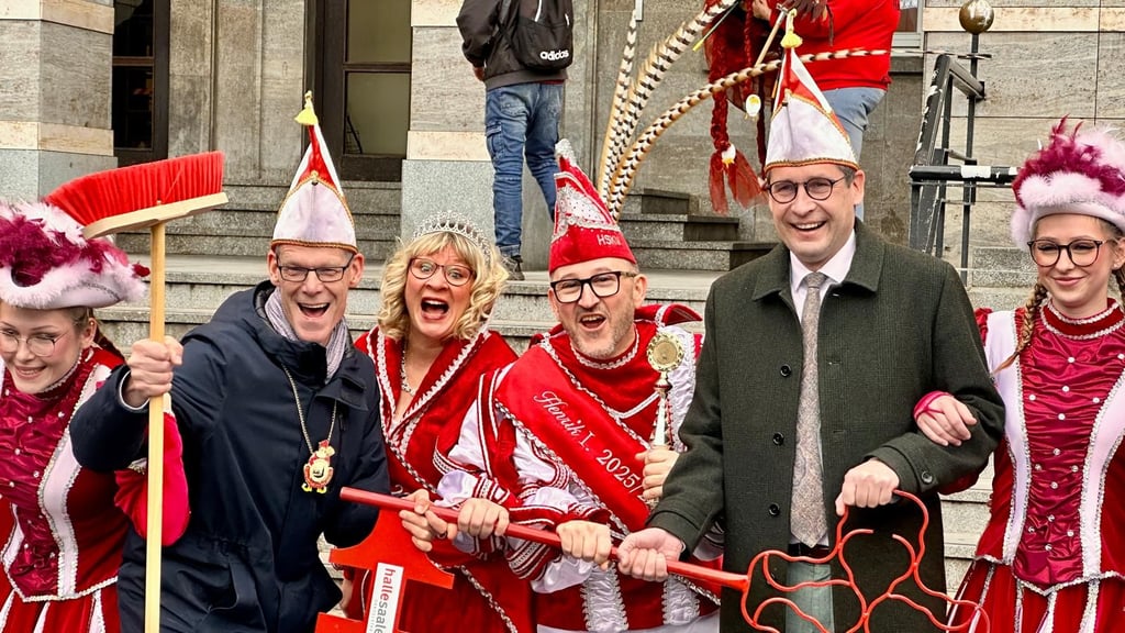 Noch hält OB Alexander Vogt (2.v.r.) gut fest: Der Kampf um den Rathausschlüssel ist aber in vollem Gange.