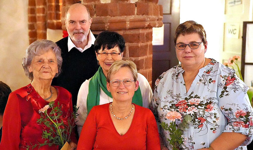 Vorsitzende Gudrun Kurzhals und ihr Stellvertreter Reinhard Kurzhals dankten bei der Feier bei Bohne und Praline in Stendal den Sportgruppenleiterinnen (von links): Gudrun Gbur, Ines Jahs und Heidrun Scharff.