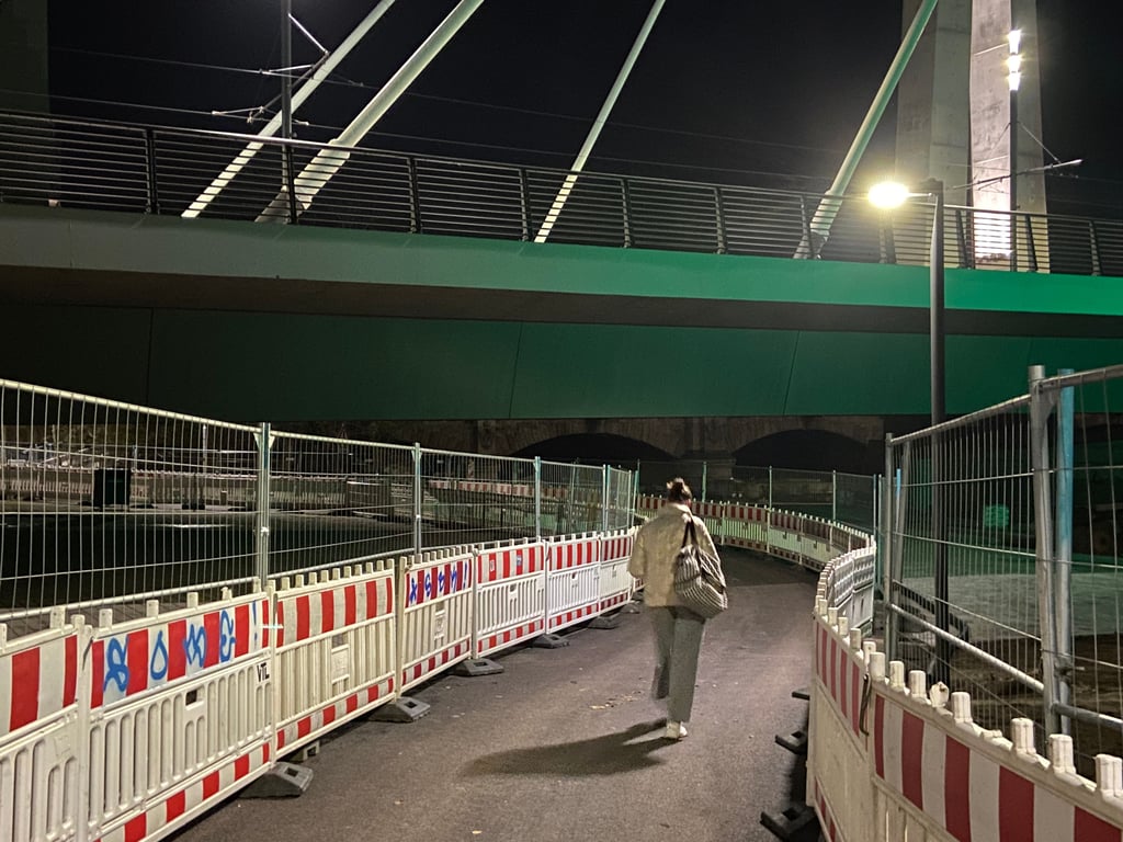 Die neue Umleitung unter der Kaiser-Otto-Brücke in Magdeburg: Fußgänger und Radfahrer müssen jetzt einen längeren Weg nehmen, um vom Werder zur Haltestelle ‚Zollbrücke‘ zu gelangen.