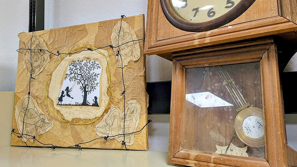 Mit Bildern, Textausschnitten, Fotos, Plakaten und weiteren Elementen setzen sich Jugendliche aus Schönebeck mit dem Holocaust asueinander. Die Ausstellung dazu gibt es in der Schönebecker Bibliothek zu sehen.   