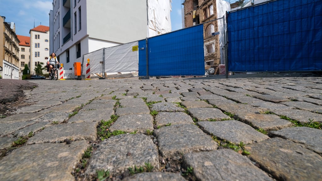 Kopfsteinpflaster ist nicht überall beliebt. Die Ratsfraktion Volt/Mitbürger will es in Halle abschleifen lassen.