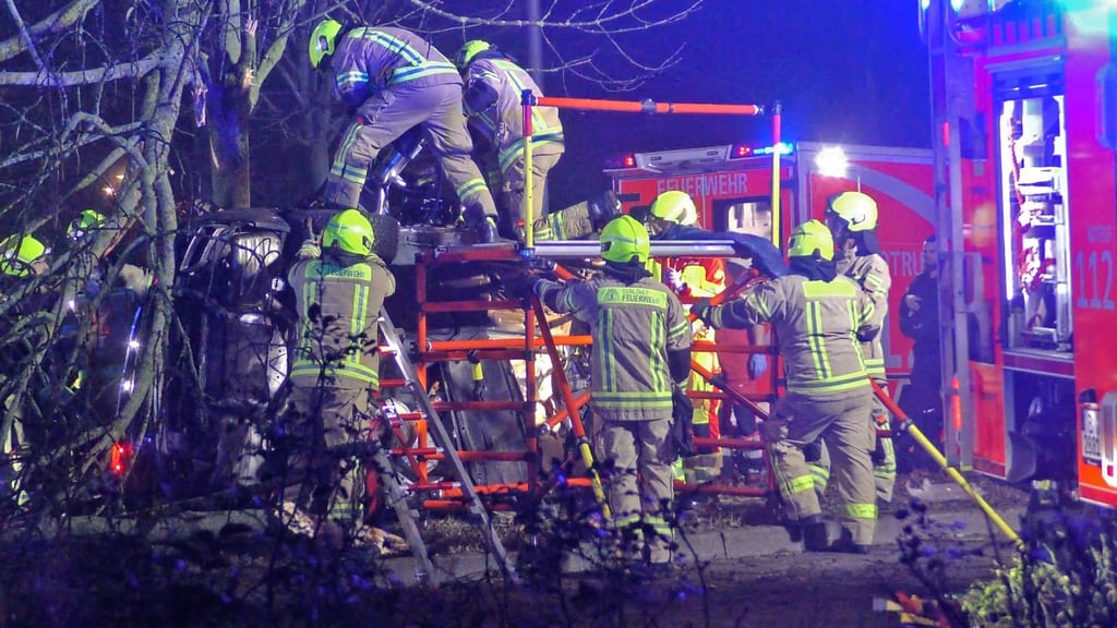 Der Fahrer des Wagens stirbt noch an der Unfallstelle, sein Beifahrer schwebt in Lebensgefahr.