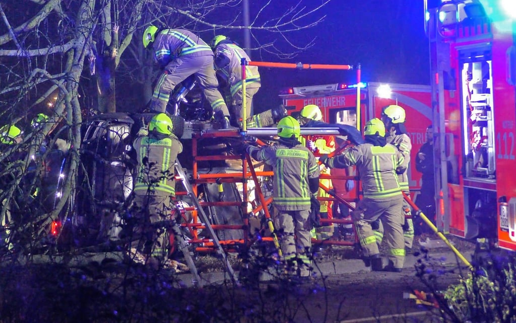 Der Fahrer des Wagens stirbt noch an der Unfallstelle, sein Beifahrer schwebt in Lebensgefahr.