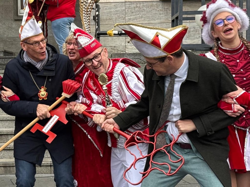 Haben sichtlich Spaß beim Gerangel um den Stadtschlüssel: OB Vogt (vorn rechts) und Bürgermeister Geier (links) mit dem Prinzenpaar Julia II. und Henrik I.