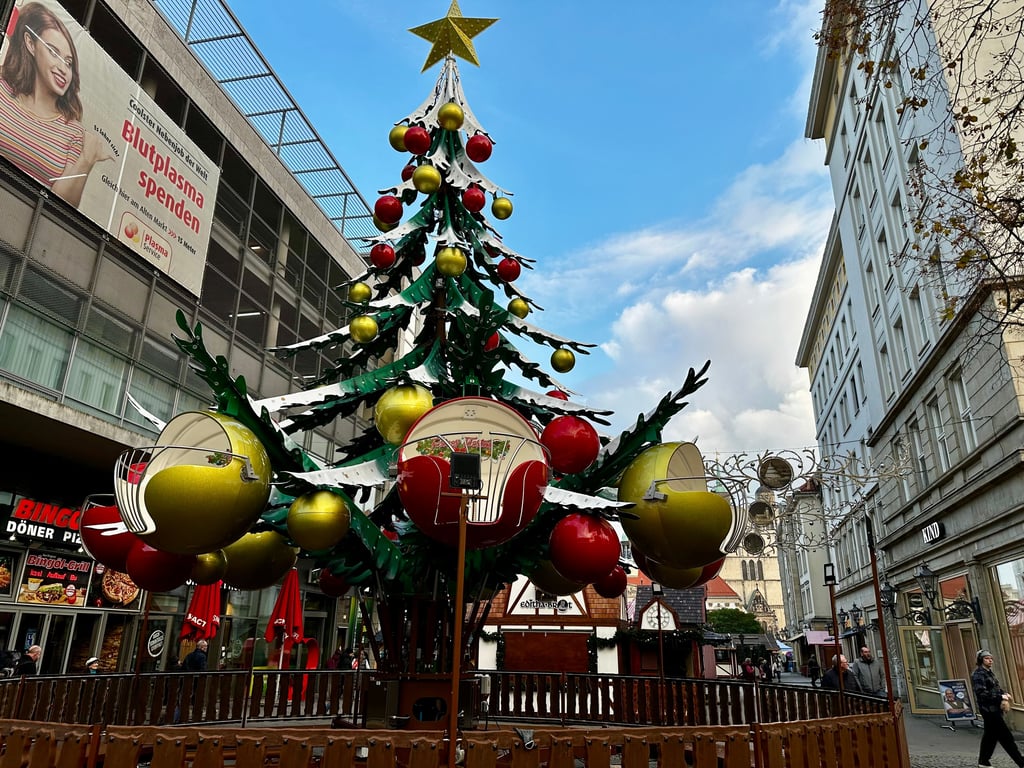 Der Aufbau des Magdeburger Weihnachtsmarktes läuft. Dabei steht der Budenzauber auf der Kippe.
