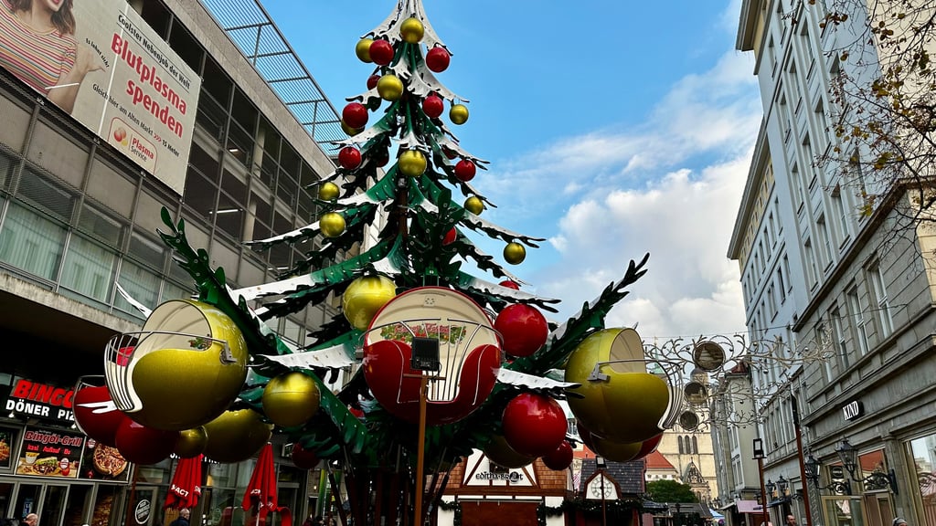 Der Aufbau des Magdeburger Weihnachtsmarktes läuft. Dabei steht der Budenzauber auf der Kippe.