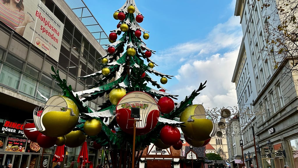 Der Aufbau des Magdeburger Weihnachtsmarktes läuft. Dabei steht der Budenzauber auf der Kippe.
