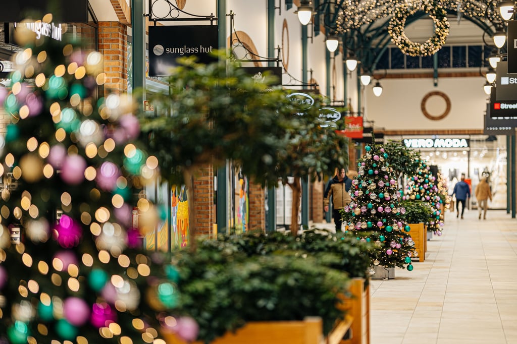 Blick in das weihnachtlich geschmückte Halle Leipzig The Style Outlets.