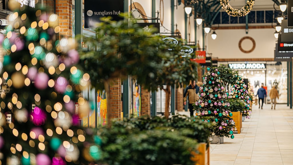 Blick in das weihnachtlich geschmückte Halle Leipzig The Style Outlets.