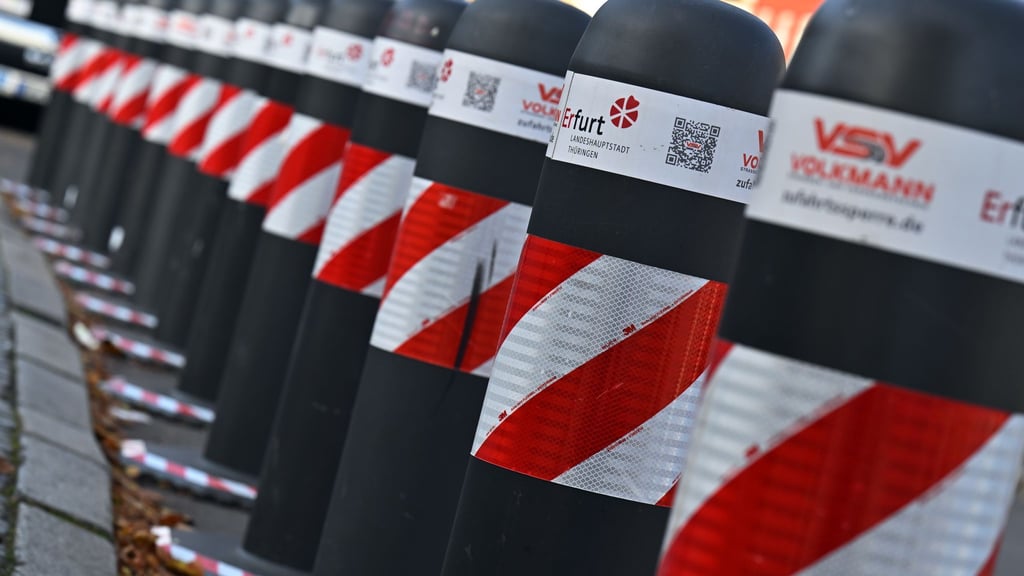 Thüringens größte Städte - wie hier in Erfurt - verschärfen in diesem Jahr ihre Sicherheitsvorkehrungen für Weihnachtsmärkte.