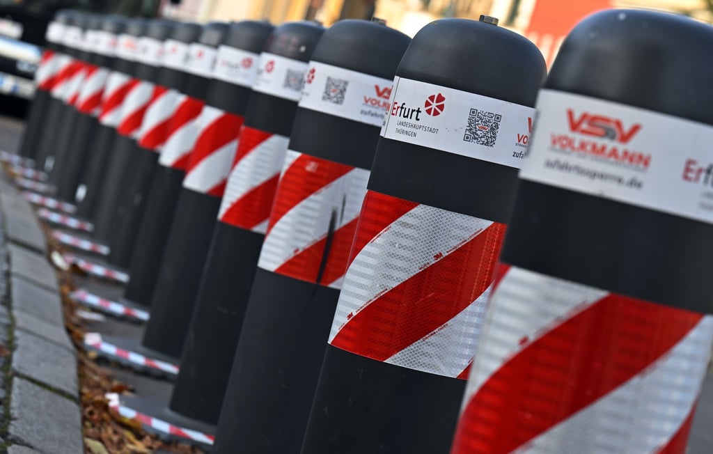 Thüringens größte Städte - wie hier in Erfurt - verschärfen in diesem Jahr ihre Sicherheitsvorkehrungen für Weihnachtsmärkte.