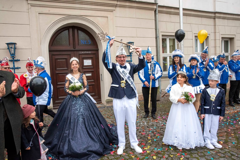 Das Prinzenpaar Christopher I. und Michelle- Vivian I. hat den Rathausschlüssel „erbeutet“. 