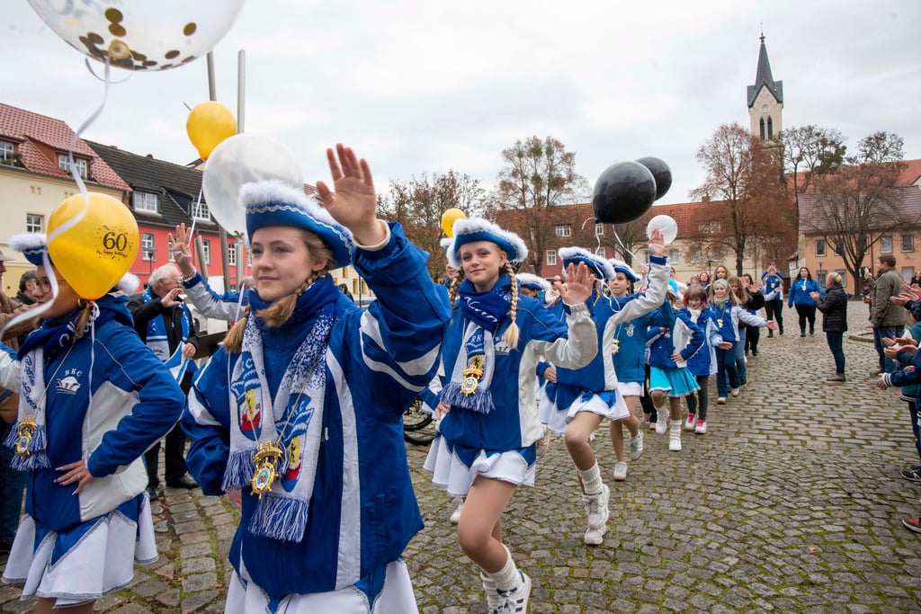 Der RKC zieht über den Roßlauer Marktplatz. 