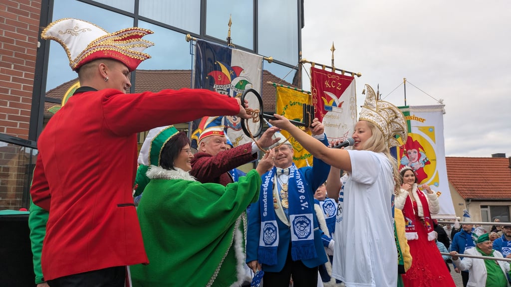 Nach dem jeder Klub seinen kleinen farblich passenden Schlüssel bekam, bekammen alle zusammen noch einmal den großen Schlüssel überreicht. 