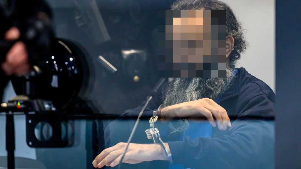  Taleb A. gestern im kugelsicheren Glaskasten des temporären Gerichtsgebäudes des Landgerichts Magdeburg.