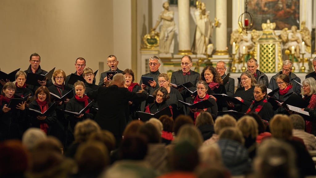 Das „Collegium Canticum Novum“ aus Dresden hat die Zuhörer in der Klosterkirche „Sankt Peter und Paul“ in Groß Ammensleben mit „Musik der vergangenen vier Jahrhunderte" überzeugt.