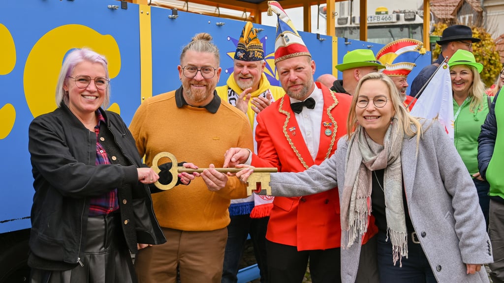 Prinzessin Vivian I (von links) , Prinzgemahl Mirko I. und der Präsident den Feuerwehr-Karneval-Klubs Wanzleben, Christian Beer, bekommen den Schlüssel der Stadt von Bürgermeisterin Grit Matz.