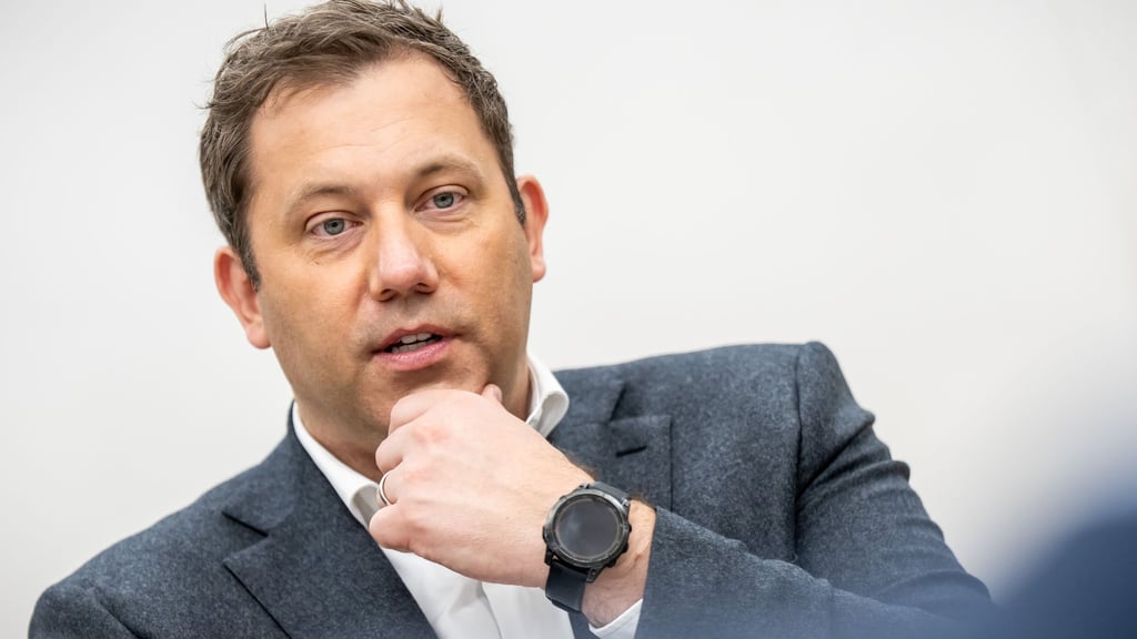 Vizekanzler Lars Klingbeil. Die deutsche Haltung zum Verbrenner-Aus könnte Thema im Koalitionsausschuss werden.