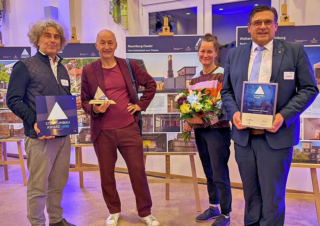 Architekt Peter Zirkel (v.l.), Intendant Stefan Neugebauer, Projektleiterin Andrea Böhm und OB Armin Müller freuen sich über den Award.