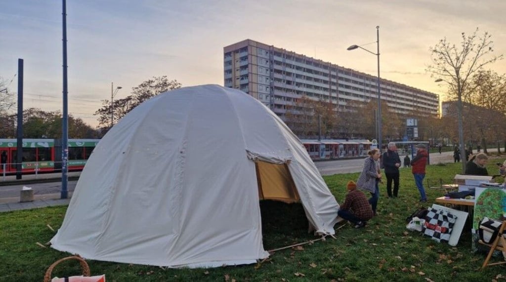 In Halle-Neustadt eröffnete am Dienstag das Projekt „Zelt des Glaubens“ auf der Wiese vor dem Skatepark. Die islamische Gemeinde und die Kirchengemeinde Emmaus wollen damit einen offenen Begegnungsraum für Menschen unterschiedlicher Religionen schaffen.