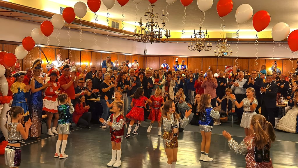 Das Jubiläum „33 Jahre Blankenburger Karneval“ wurde groß im Saal des Harzhotels „Vogelberg“ gefeiert: Zum Auftakt des Showprogramms präsentierte der BKV seine jüngsten Tanzmädchen. Ein schöner Vorgeschmack auf die Festsitzungen im Februar 2026.