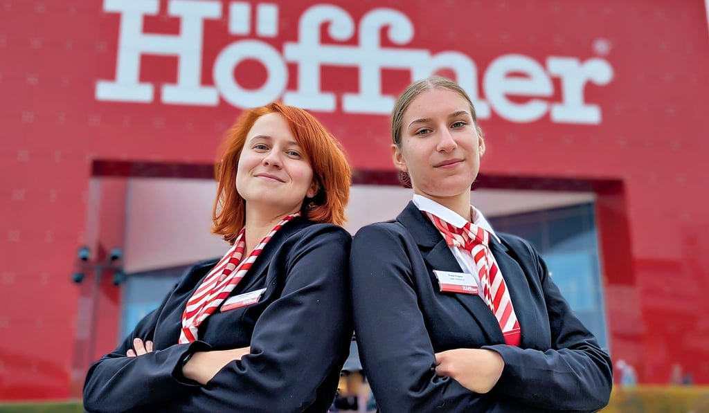 Mathilda Kügler aus Halle und Caroline Peper aus Taucha, Azubis bei Höffner, leiteten am Samstag ihren Markt mit 100 Mitarbeitern.