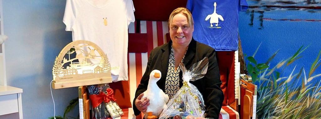 Claudia Schulz mit einigen der Geschenk- und Dekorationstipps. 