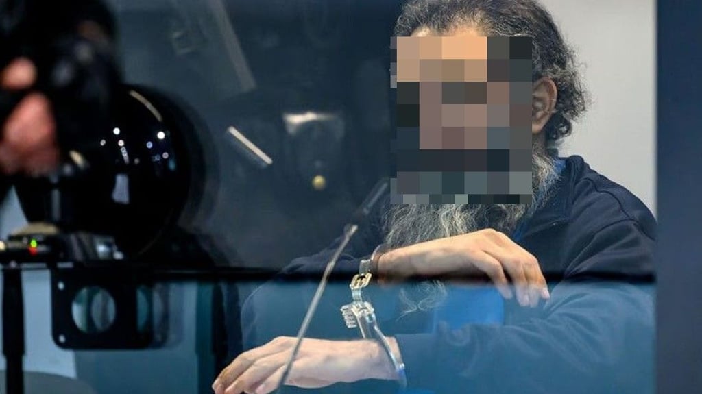 Prozess zum Anschlag auf den Weihnachtsmarkt Magdeburg: Der Angeklagte Taleb A. sitzt zu Beginn des zweiten Prozesstages in einem kugelsicheren Glaskasten des temporären Gerichtsgebäudes des Landgerichts Magdeburg.