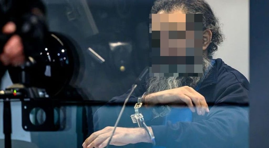 Prozess zum Anschlag auf den Weihnachtsmarkt Magdeburg: Der Angeklagte Taleb A. sitzt zu Beginn des zweiten Prozesstages in einem kugelsicheren Glaskasten des temporären Gerichtsgebäudes des Landgerichts Magdeburg.