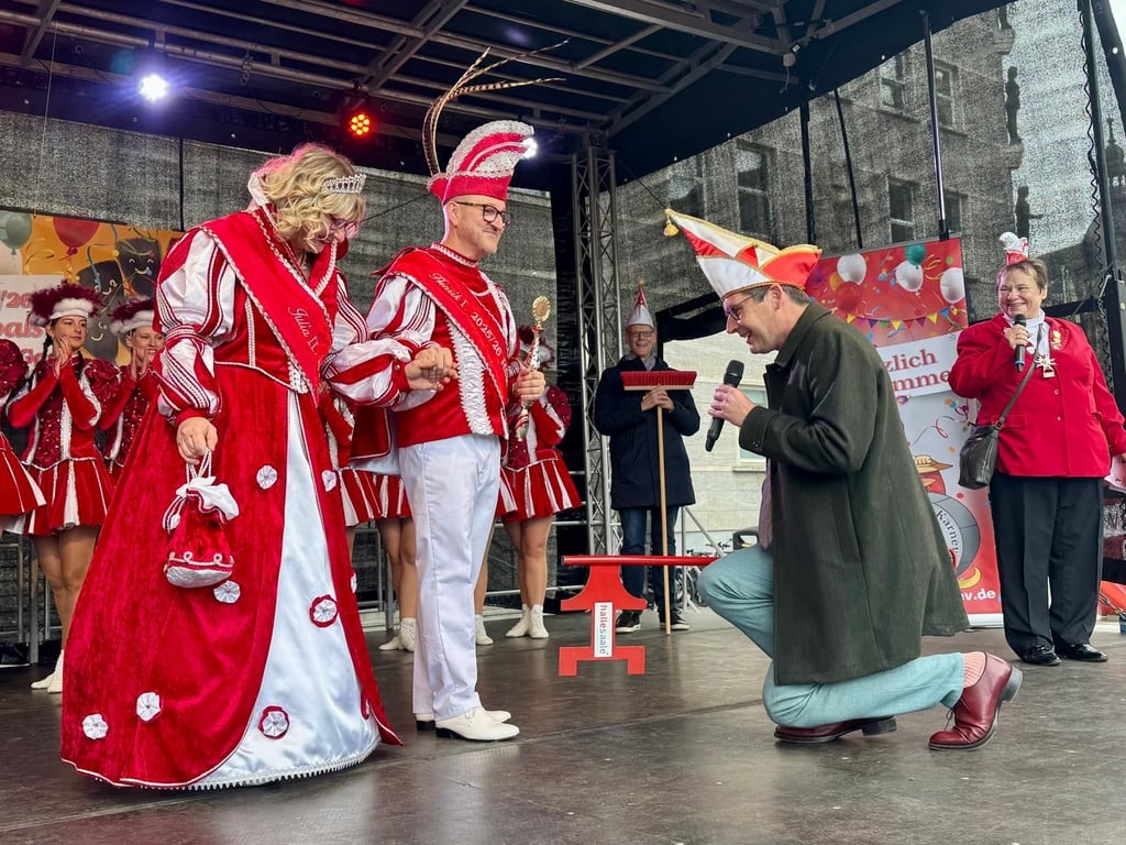„Ich habe vier Jahre in Köln Karneval gefeiert“: Der OB weiß, was sich im Karneval gehört und kniet vor dem Prinzenpaar nieder.