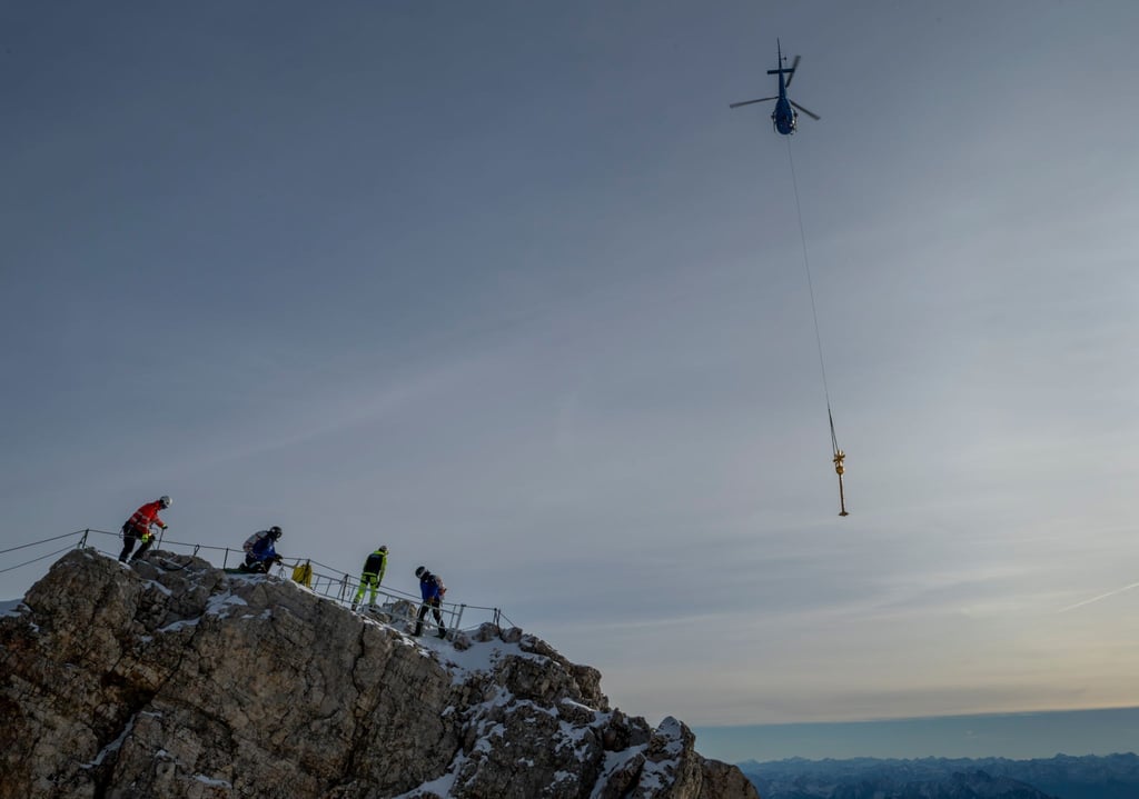 Das Kreuz der Zugspitze wurde für eine Restaurierung ins Tal geflogen.