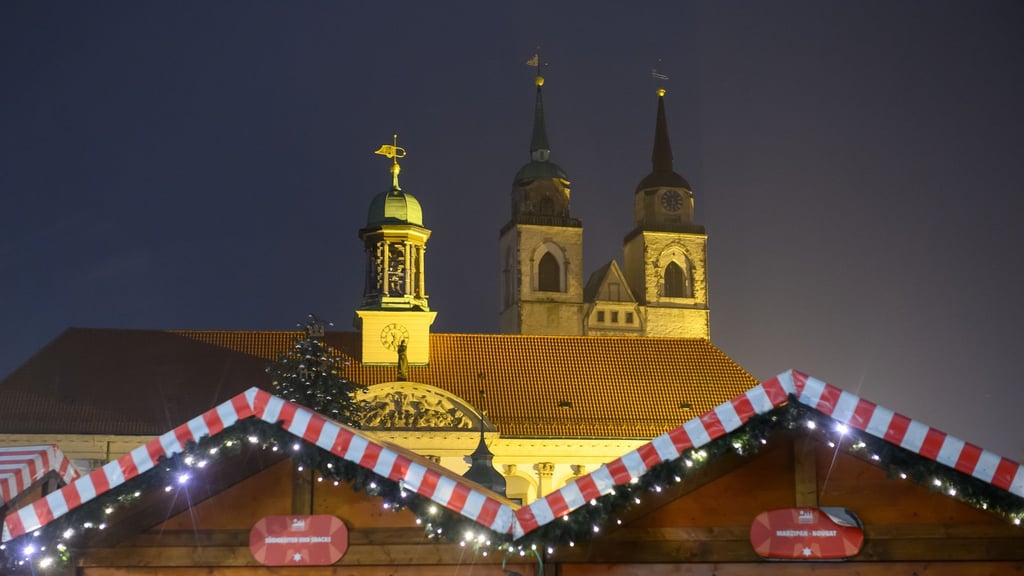 Schon seit Ende Oktober stehen die ersten Buden auf dem Alten Markt vor dem Magdeburger Rathaus.