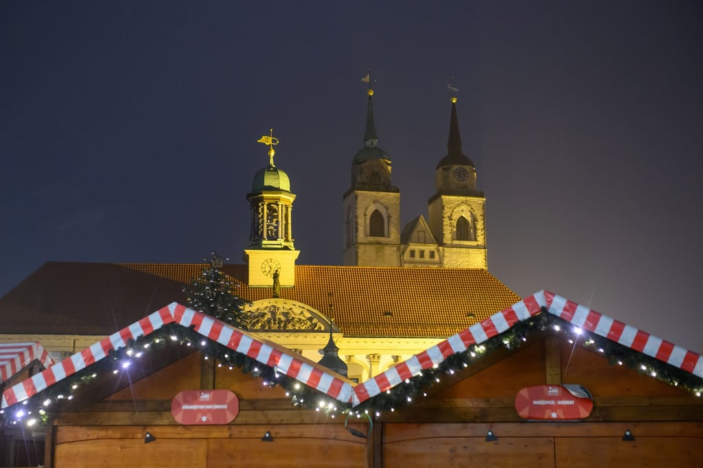 Schon seit Ende Oktober stehen die ersten Buden auf dem Alten Markt vor dem Magdeburger Rathaus.