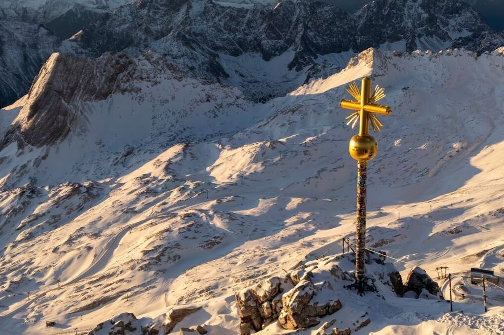 Gipfelkreuz mit Stickern. 