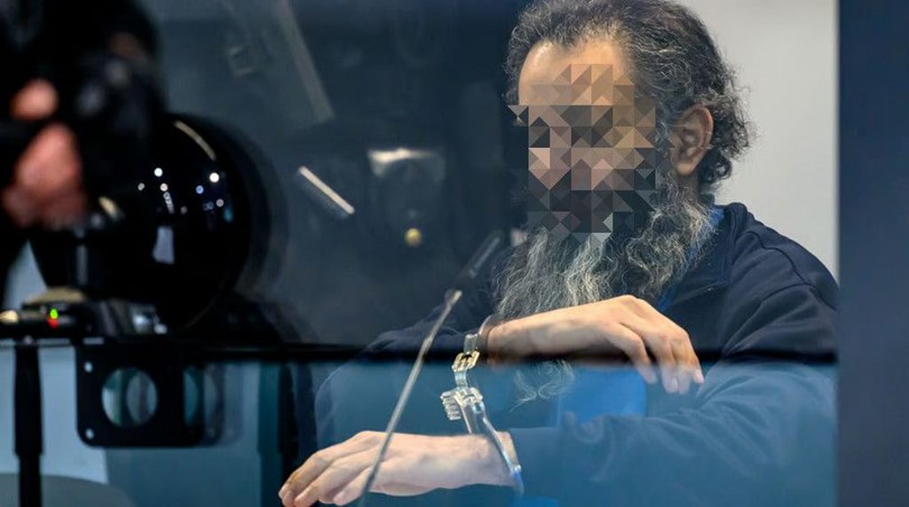 Der Angeklagte Taleb A. sitzt zu Beginn des zweiten Prozesstages in einem kugelsicheren Glaskasten des temporären Gerichtsgebäudes des Landgerichts Magdeburg.