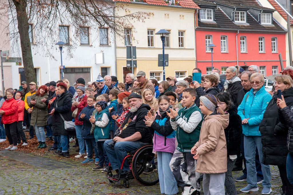 Viele Schaulustige waren auf den Markt gekommen. 